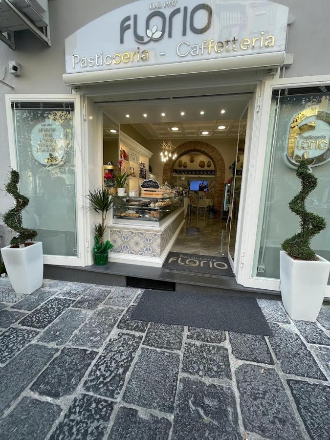 La Casetta Di Assunta Napoli Bagian luar foto